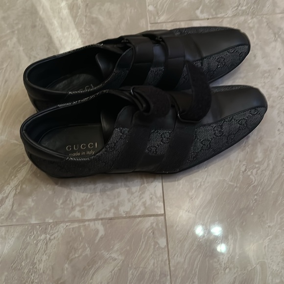 Black and gray strapped Gucci shoes in good condition - Picture 2 of 5